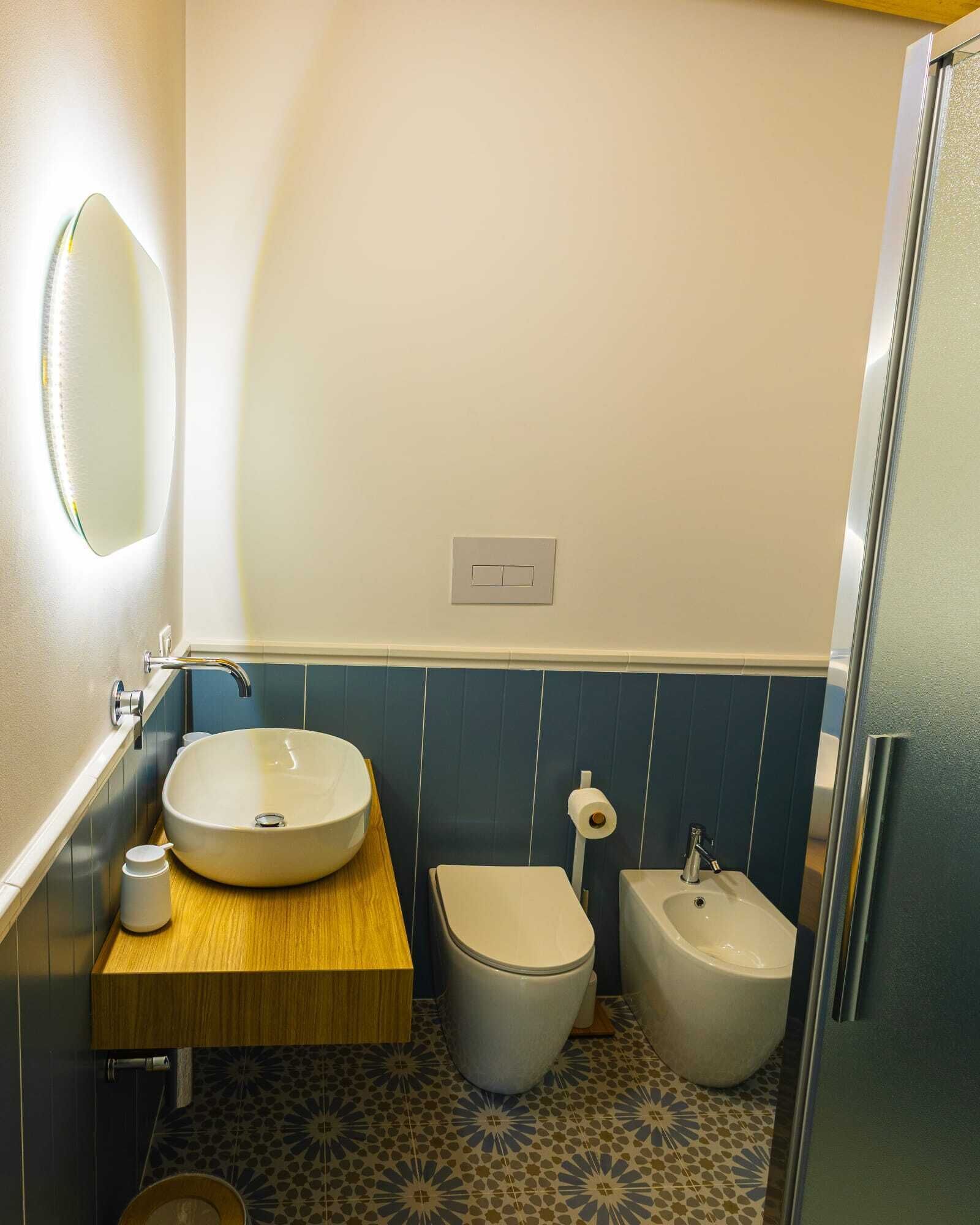 Dreibettzimmer, Balkon, Stadtblick | Badezimmer