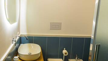 Dreibettzimmer, Balkon, Stadtblick | Badezimmer