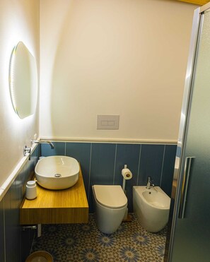 Dreibettzimmer, Balkon, Stadtblick | Badezimmer