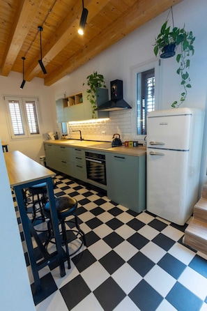 Quarto quádruplo, vista para a cidade | Cozinha privada | Máquina de café expresso, cafeteira/chaleira, geladeira grande, fogão