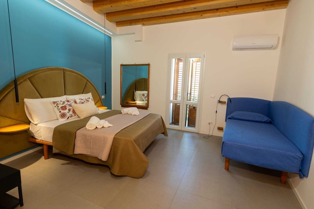 Quarto triplo, sacada, vista para a cidade | Ferros/tábuas de passar roupa, berços (sobretaxa), Wi-Fi de cortesia