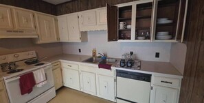 Microwave, oven, stovetop, dishwasher - Cozy 2-bedroom house in beautiful Lake Charles with AC (Lake Charles)
