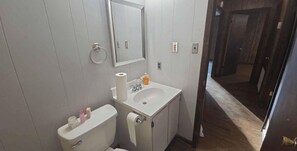 Eco-friendly toiletries, towels, soap, shampoo - Cozy 2-bedroom house in beautiful Lake Charles with AC (Lake Charles)