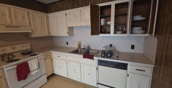 Microwave, oven, stovetop, dishwasher - Cozy 2-bedroom house in beautiful Lake Charles with AC (Lake Charles)
