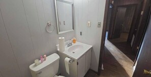 Eco-friendly toiletries, towels, soap, shampoo - Cozy 2-bedroom house in beautiful Lake Charles with AC (Lake Charles)