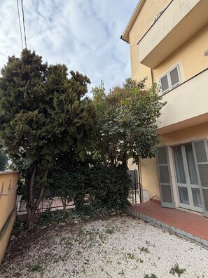 Exterior detail - Appartamento Via Oslavia 18 by Ospitaci (Foligno)