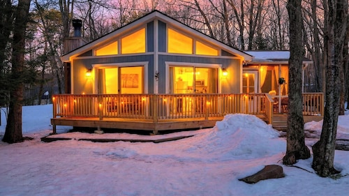 Emberwood Cabin by Avantstay Poconos Cabin + Firepit + Private Deck + Outdoor Dining + Near Jack Frost Skiing