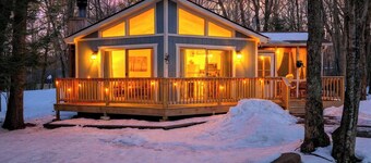 Emberwood Cabin by Avantstay Poconos Cabin + Firepit + Private Deck + Outdoor Dining + Near Jack Frost Skiing