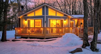 Emberwood Cabin by Avantstay Poconos Cabin + Firepit + Private Deck + Outdoor Dining + Near Jack Frost Skiing