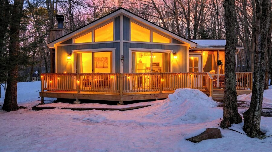 Emberwood Cabin by Avantstay Poconos Cabin + Firepit + Private Deck + Outdoor Dining + Near Jack Frost Skiing