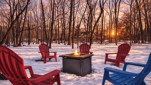 Interior - Emberwood Cabin by Avantstay Poconos Cabin + Firepit + Private Deck + Outdoor Dining + Near Jack Frost Skiing (Albrightsville)