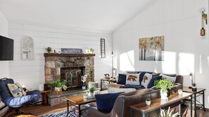 Interior - Emberwood Cabin by Avantstay Poconos Cabin + Firepit + Private Deck + Outdoor Dining + Near Jack Frost Skiing (Albrightsville)