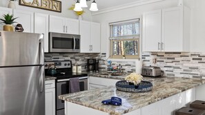 Interior - Emberwood Cabin by Avantstay Poconos Cabin + Firepit + Private Deck + Outdoor Dining + Near Jack Frost Skiing (Albrightsville)