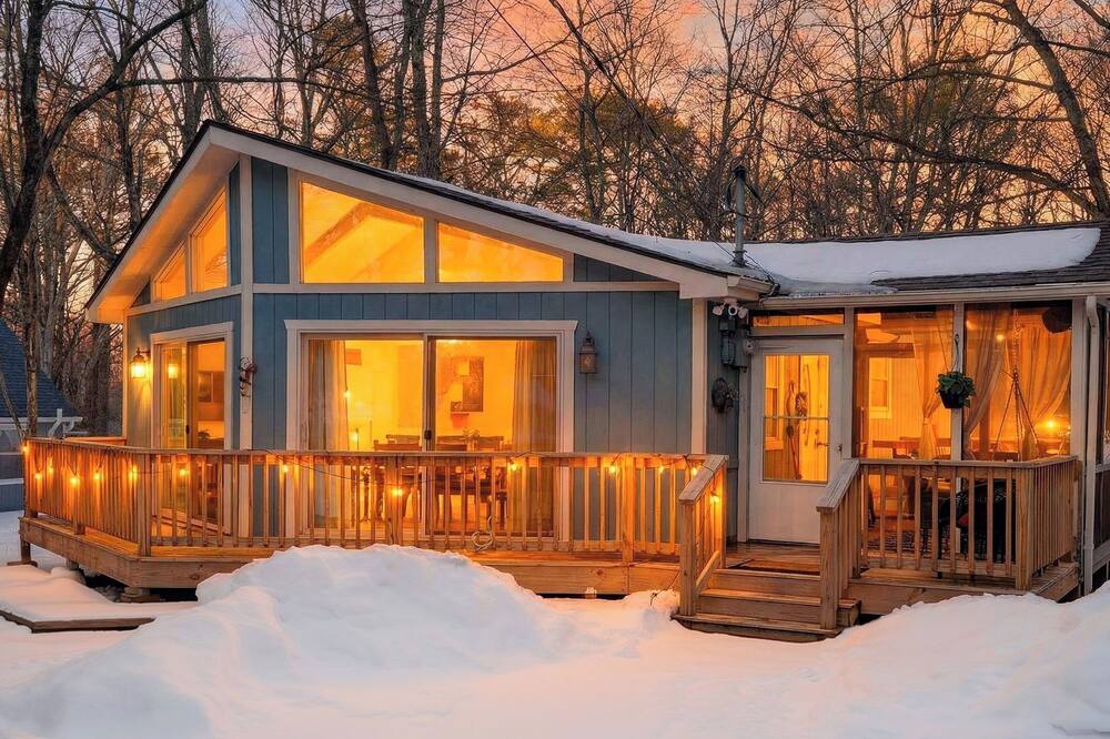 Emberwood Cabin by Avantstay Poconos Cabin + Firepit + Private Deck + Outdoor Dining + Near Jack Frost Skiing - Towamensing Trails, PA