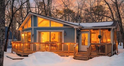 Emberwood Cabin by Avantstay Poconos Cabin + Firepit + Private Deck + Outdoor Dining + Near Jack Frost Skiing