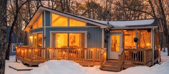 Emberwood Cabin by Avantstay Poconos Cabin + Firepit + Private Deck + Outdoor Dining + Near Jack Frost Skiing