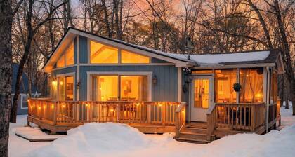 Emberwood Cabin by Avantstay Poconos Cabin + Firepit + Private Deck + Outdoor Dining + Near Jack Frost Skiing