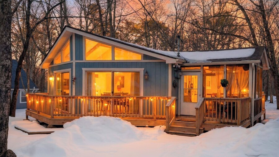 Emberwood Cabin by Avantstay Poconos Cabin + Firepit + Private Deck + Outdoor Dining + Near Jack Frost Skiing