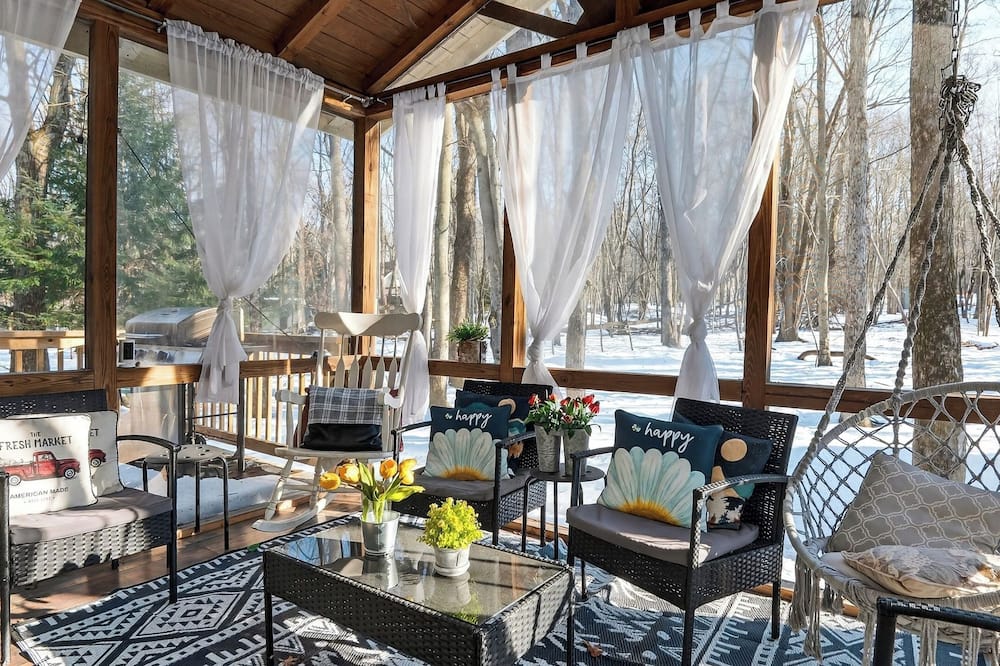 Emberwood Cabin by Avantstay Poconos Cabin + Firepit + Private Deck + Outdoor Dining + Near Jack Frost Skiing - Split Rock, SD
