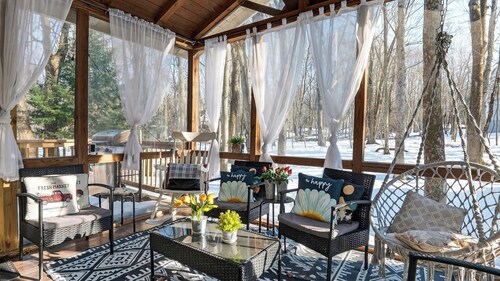 Emberwood Cabin by Avantstay Poconos Cabin + Firepit + Private Deck + Outdoor Dining + Near Jack Frost Skiing