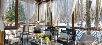 Emberwood Cabin by Avantstay Poconos Cabin + Firepit + Private Deck + Outdoor Dining + Near Jack Frost Skiing