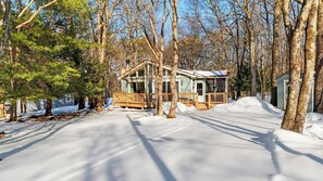 Interior - Emberwood Cabin by Avantstay Poconos Cabin + Firepit + Private Deck + Outdoor Dining + Near Jack Frost Skiing (Albrightsville)
