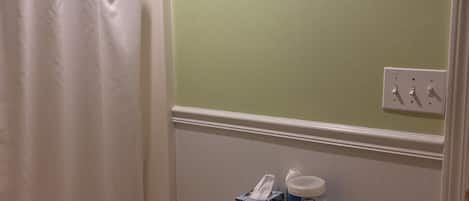 Haartrockner, HandtĂŒcher, Seife, Toilettenpapier