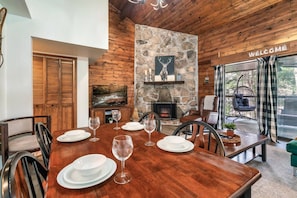 Dining - Gatlinburg Chalet Getaway + Near Ober Mtn. (Gatlinburg)