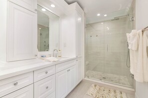 Shower, hair dryer, towels, shampoo - La Luna Oasis - Holiday Home West Palm (West Palm Beach)