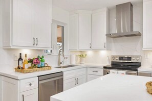 Fridge, microwave, oven, stovetop - La Luna Oasis - Holiday Home West Palm (West Palm Beach)