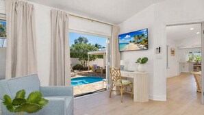 Amplia sala de estar con piscina, comedor y cocina.