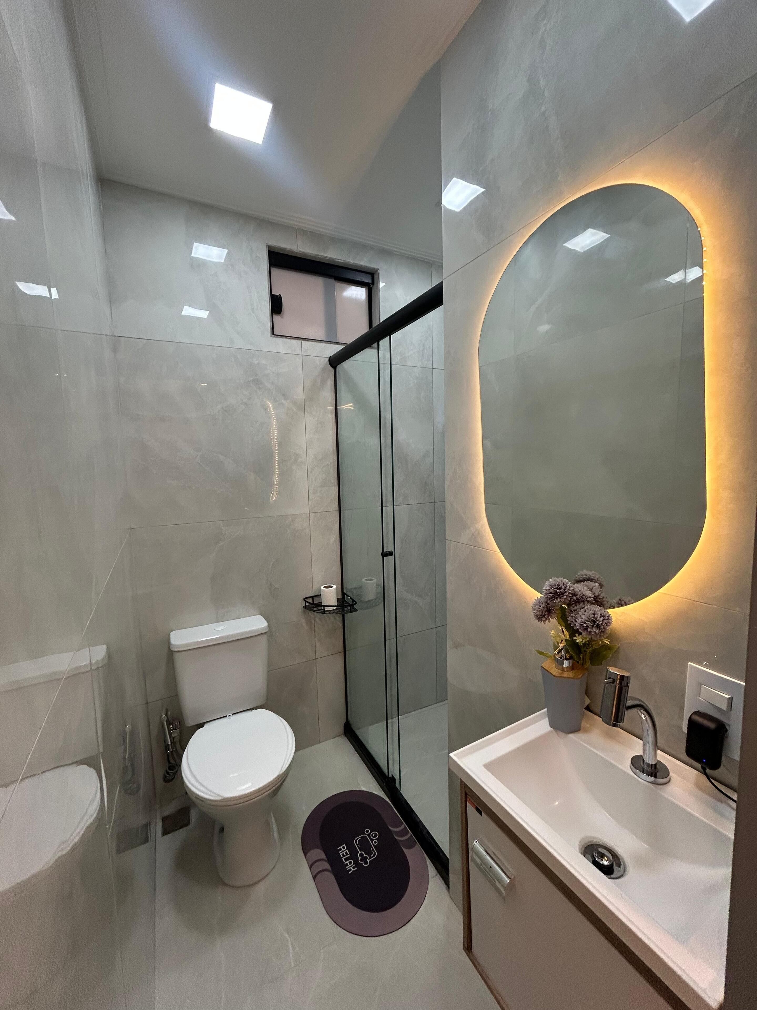 シャワー、タオル、石鹸、トイレットペーパー