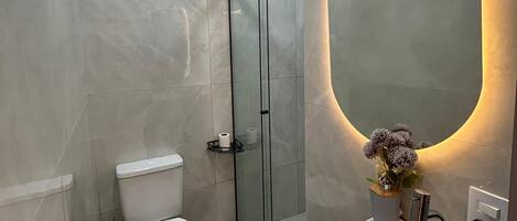 Dusche, Handtücher, Seife, Toilettenpapier