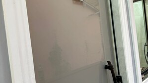 Une porte dotée d’un panneau en verre dépoli et surmontée du chiffre « 2 ».