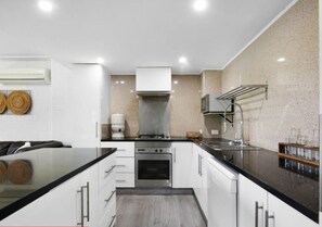 Private kitchen - 3 Bedrooms Vista Point Sanctuary (Burleigh Heads)