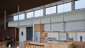 Wasserkocher mit Kaffee-/Teezubehör, Kühlschrank, Mikrowelle, Ofen