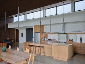 Wasserkocher mit Kaffee-/Teezubehör, Kühlschrank, Mikrowelle, Ofen