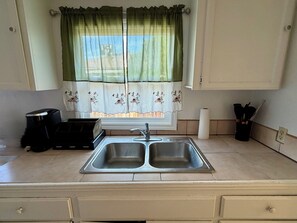 Micro-ondes, four, plaque de cuisson, bouilloire électrique