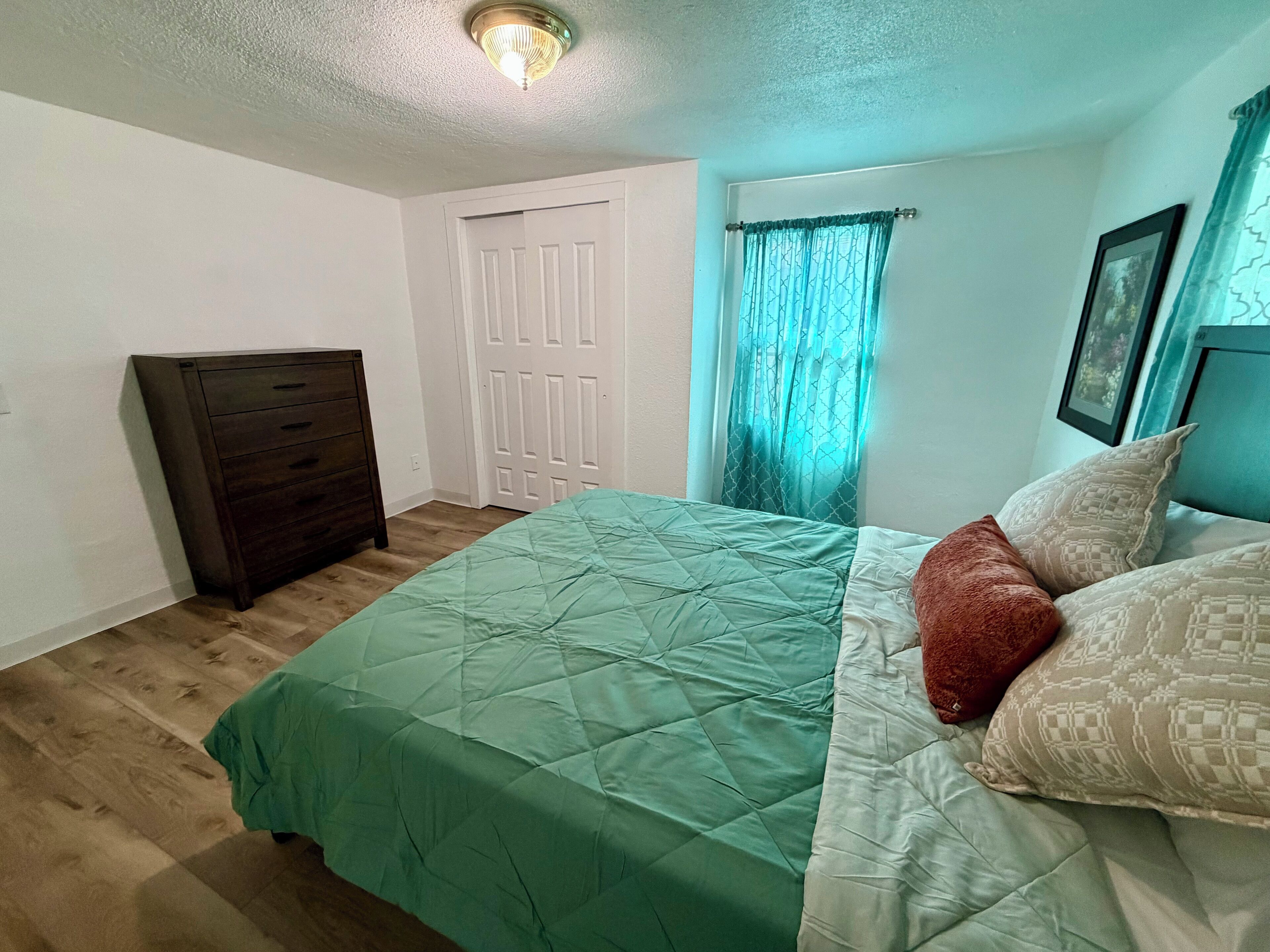 1 dormitorio, tabla de planchar con plancha, wifi y ropa de cama