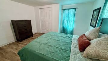 1 dormitorio, tabla de planchar con plancha, wifi y ropa de cama