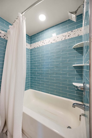 Shower, towels - Oceanfront 2 Bedroom-Sleeps8-Balcony-Laundry-WiFi (Ocean City)