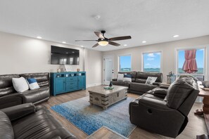 Smart TV, video games, computer monitors - Waterfront with Private Dock + Bunk Room for 4-Sleeps Large Groups (Gulf Breeze)