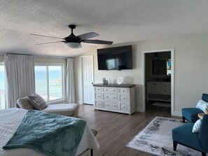 Room - Waterfront with Private Dock + Bunk Room for 4-Sleeps Large Groups (Gulf Breeze)