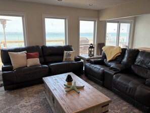 Living area - Waterfront with Private Dock + Bunk Room for 4-Sleeps Large Groups (Gulf Breeze)