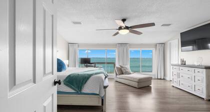 Waterfront with Private Dock + Bunk Room for 4-Sleeps Large Groups