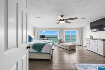 Waterfront with Private Dock + Bunk Room for 4-Sleeps Large Groups