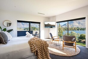 4 bedrooms, iron/ironing board, travel cot, WiFi - Blackwood Lakeview Retreat | Hot Tub (Queenstown)