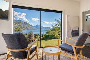 Interior - Blackwood Lakeview Retreat | Hot Tub (Queenstown)