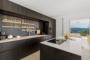 Fridge, microwave, oven, dishwasher - DAVIA - 5 bedrooms, 1 flat, panoramic sea view, swimming poo (PORTICCIO)