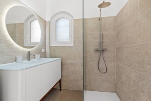 Shower, hair dryer, towels, soap - DAVIA - 5 bedrooms, 1 flat, panoramic sea view, swimming poo (PORTICCIO)